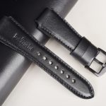 Kožený remienok Apple Watch 38 - 49 mm (Ultra 3-1). Nadčasový, ručne vyrobený remienok Infinity z kvalitnej prírodnej kože hlboko čiernej farby s decentným čiernym prešívaním a mäkkou podšívkou pre pohodlné nosenie.