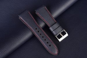 Kožený remienok Apple Watch 38 - 49 mm (Ultra 3-1). Moderný, ručne vyrobený remienok Infinity z kvalitnej prírodnej kože tmavomodrej farby s červeným prešívaním a mäkkou podšívkou pre pohodlné nosenie.