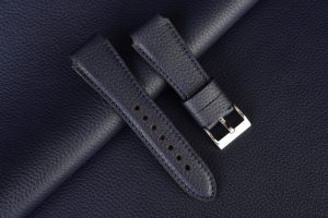 Kožený remienok Apple Watch 38 - 49 mm (Ultra 3-1). Moderný, ručne vyrobený remienok Infinity z kvalitnej prírodnej kože tmavomodrej farby s modrým prešívaním a mäkkou podšívkou pre pohodlné nosenie.
